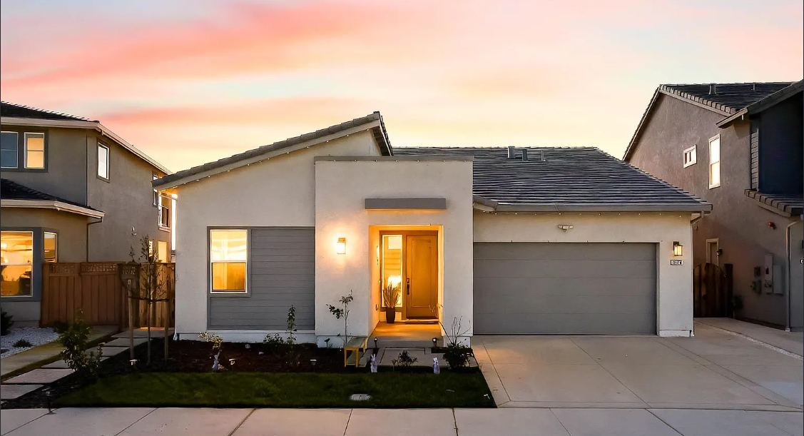 3456 Mulholland Dr - Beautiful single-story home at sunset